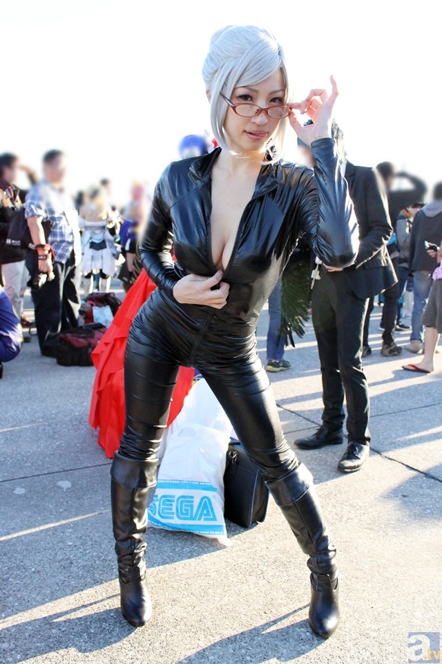 b sports-吴磊为香港杜莎庆生 赠送蜀绣给家乡四川祈福